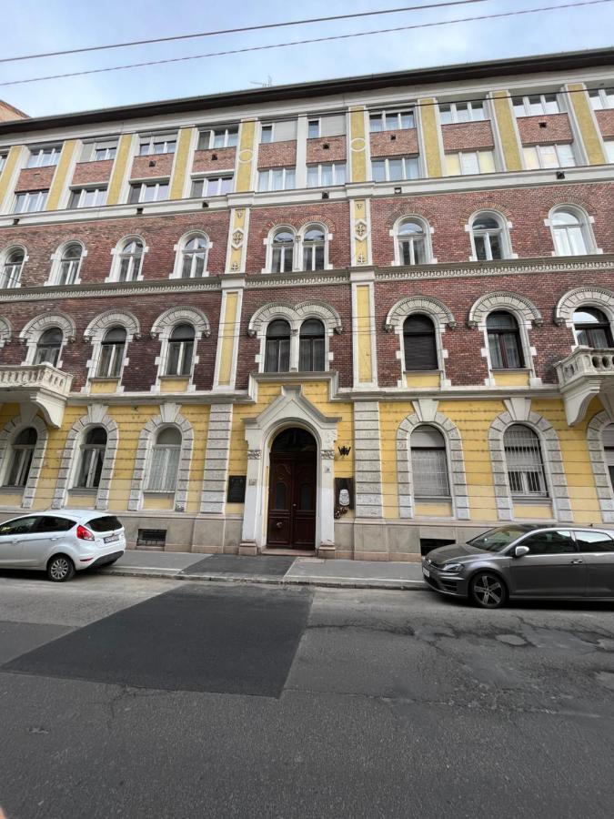 Garibaldik Apartman Будапеща Екстериор снимка